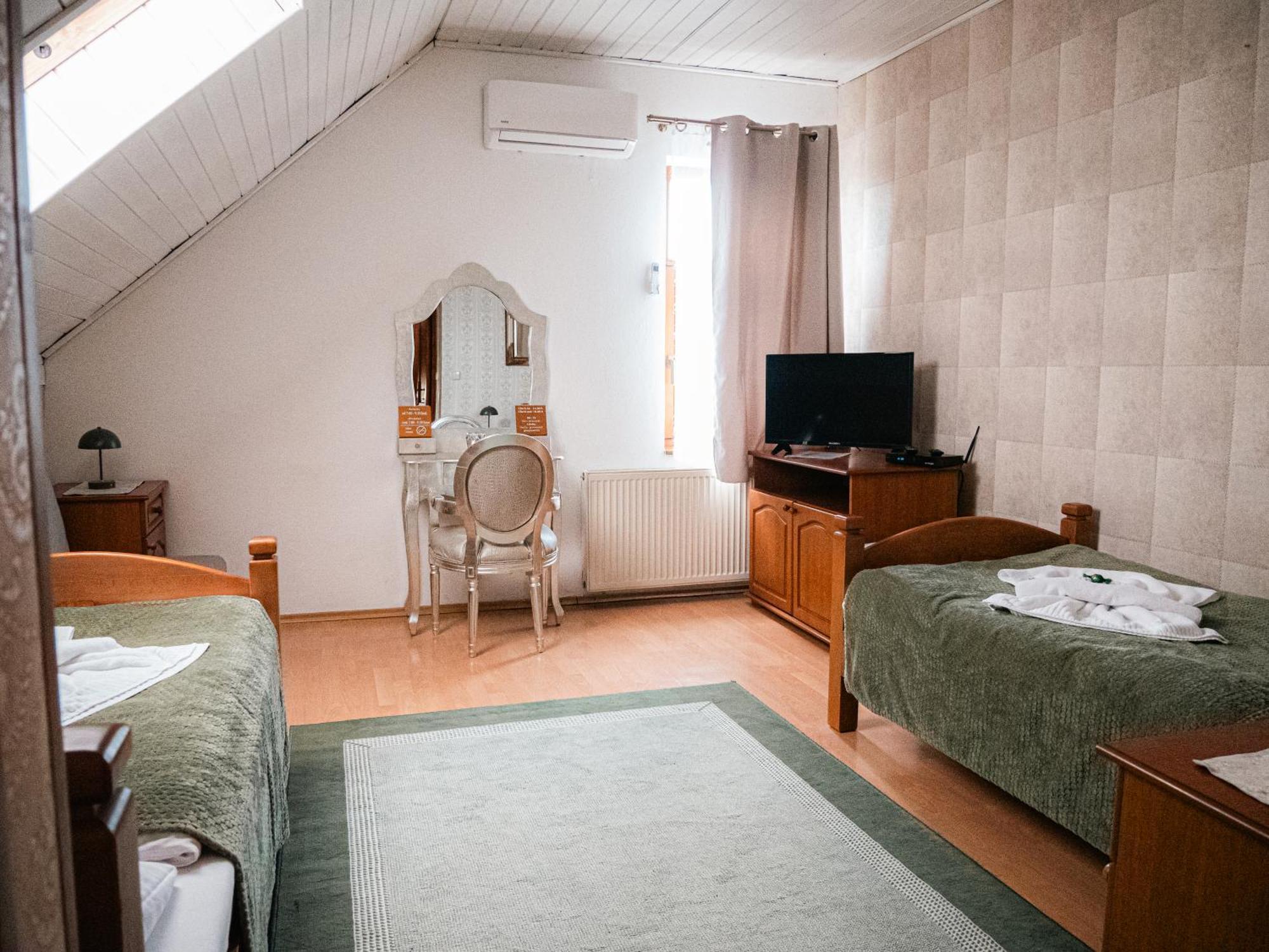 U Krba Hotel Нитра Екстериор снимка