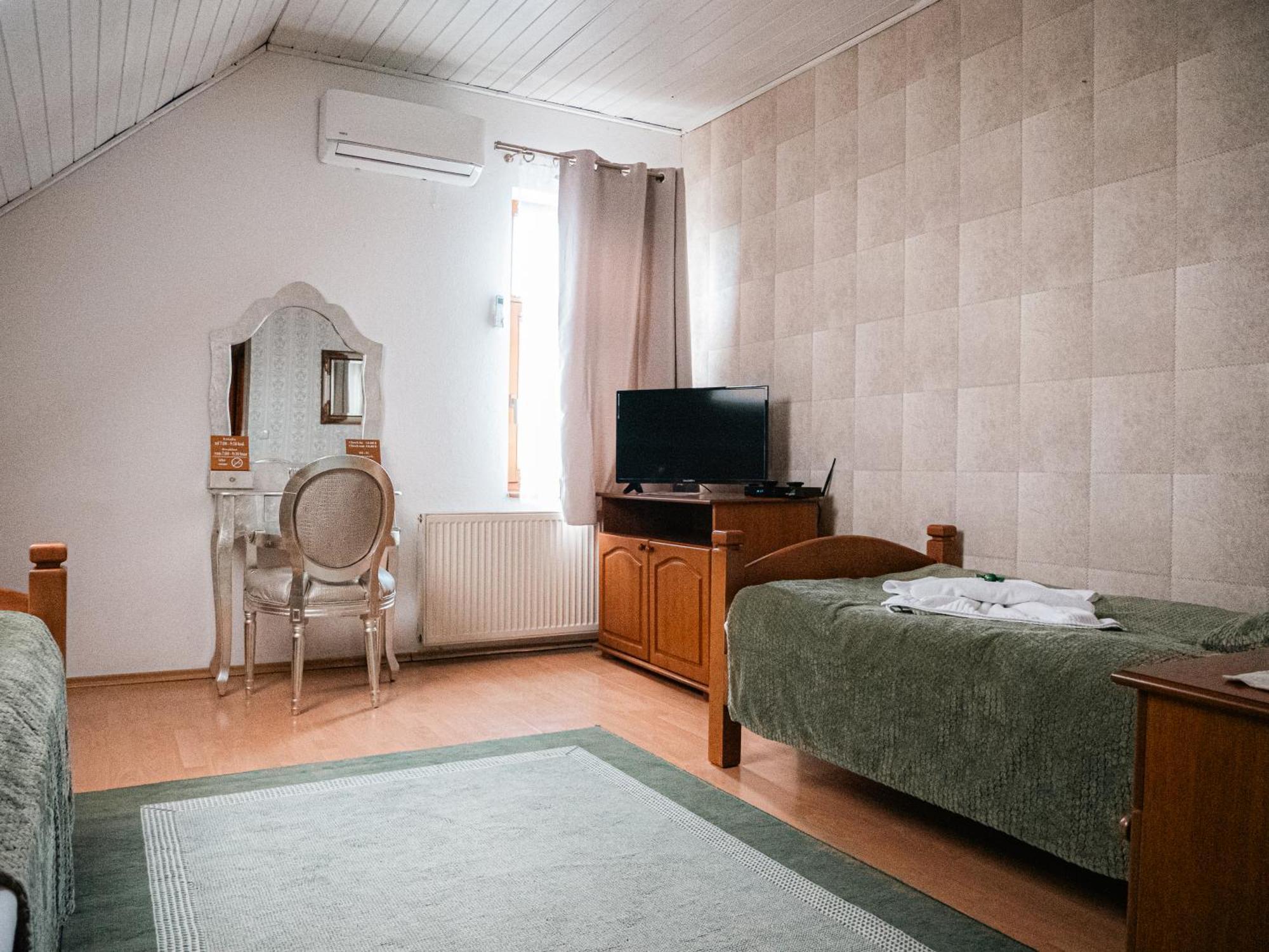 U Krba Hotel Нитра Екстериор снимка